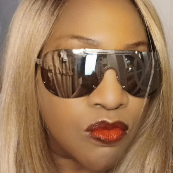 Meet your Posher, Denise - Picture 1 of 5